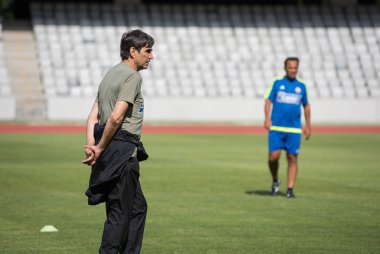 Cluj Napoca, Romanya - 15 Haziran 2018: Romanya Futbol Takımı'nın altın, Victor Piţurcă Barcelona efsaneler karşı bir maçtan önce eğitim oturumu sırasında oyuncularını lider koç