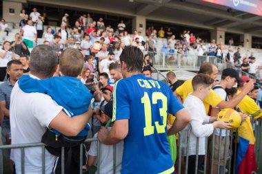 Cluj Napoca, Romanya - 15 Haziran 2018: Rumen futbolcusu Cristian inter Barcelona efsaneler karşı bir maç sırasında imza altın ekibinden