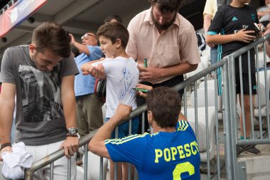 Cluj Napoca, Romanya - 15 Haziran 2018: Rumen futbolcu Gheorghe Popescu altın imzalama aşamasında Barcelona efsaneler karşı bir maç sırasında ekibinden