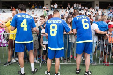 Cluj Napoca, Romanya - 15 Haziran 2018: Futbolcuların Romanya Milli Takımı'nın altın imzalama aşamasında Barcelona efsaneler karşı bir maç sırasında