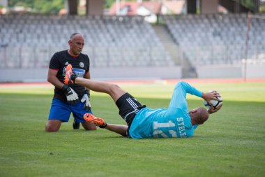 Cluj Napoca, Romanya - 15 Haziran 2018: Romanya Milli altın takım bir dostluk maçı Barcelona efsaneler karşı önce egzersiz futbol oyuncuları