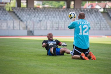 Cluj Napoca, Romanya - 15 Haziran 2018: Romanya Milli altın takım bir dostluk maçı Barcelona efsaneler karşı önce egzersiz futbol oyuncuları