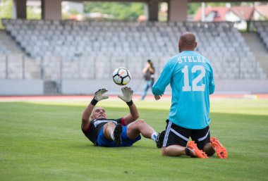 Cluj Napoca, Romanya - 15 Haziran 2018: Romanya Milli altın takım bir dostluk maçı Barcelona efsaneler karşı önce egzersiz futbol oyuncuları
