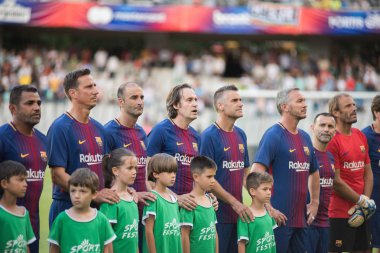 Cluj, Romanya - 16 Haziran 2018: Futbolcuların Romanya altın takım ve Barcelona efsanelerin bir dostu futbol Eşleştir başında playfield girme