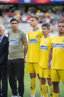 Cluj, Romanya - 16 Haziran 2018: Futbolcuların Romanya altın takım ve Barcelona efsanelerin bir dostu futbol maçın başında playfield girme