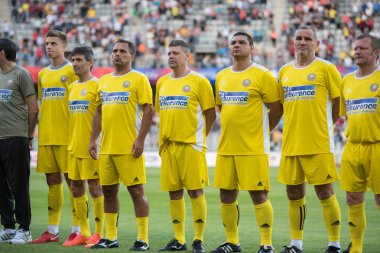 Cluj, Romanya - 16 Haziran 2018: Futbolcuların Romanya altın takım ve Barcelona efsanelerin bir dostu futbol maçın başında playfield girme
