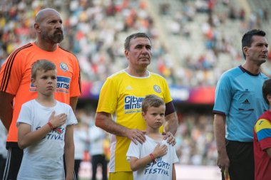 Cluj, Romanya - 16 Haziran 2018: Futbolcu Gheorghe Hagi (Romanya altın takımı) ve Barcelona bir dostu futbol maçın başında playfield girerek efsaneler