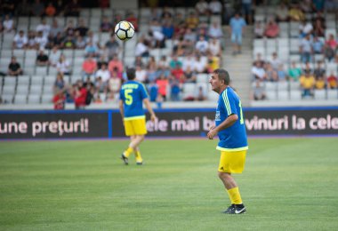 Cluj, Romanya - 16 Haziran 2018: Romanya futbol altın bir dostluk maçı Barcelona efsaneler karşı spor festivali sırasında takımında oynamaktadır