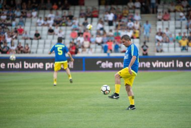 Cluj, Romanya - 16 Haziran 2018: Romanya futbol altın bir dostluk maçı Barcelona efsaneler karşı spor festivali sırasında takımında oynamaktadır