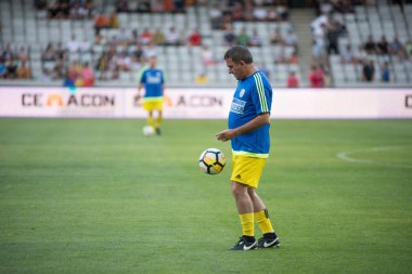 Cluj, Romanya - 16 Haziran 2018: Romanya futbol altın bir dostluk maçı Barcelona efsaneler karşı spor festivali sırasında takımında oynamaktadır