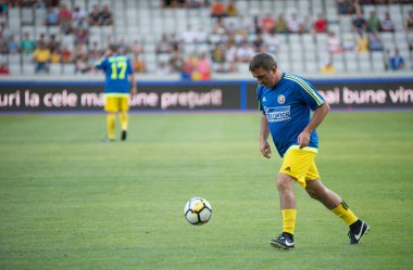 Cluj, Romanya - 16 Haziran 2018: Romanya futbol altın bir dostluk maçı Barcelona efsaneler karşı spor festivali sırasında takımında oynamaktadır