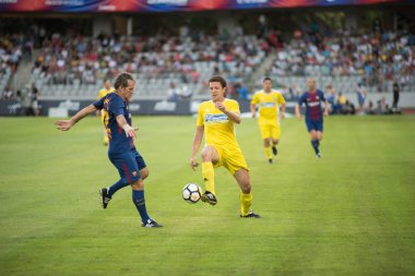 Cluj, Romanya - 16 Haziran 2018: Romanya futbol altın bir dostluk maçı Barcelona efsaneler karşı spor festivali sırasında takımında oynamaktadır