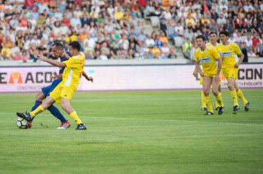 Cluj, Romanya - 16 Haziran 2018: Romanya futbol altın bir dostluk maçı Barcelona efsaneler karşı spor festivali sırasında takımında oynamaktadır