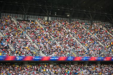 Cluj, Romanya - 16 Haziran 2018: Kalabalık insan, futbol taraftarları Romanya altın takım ve Barcelona efsaneler arasında bir maç onların favorites destekleyen Tribune