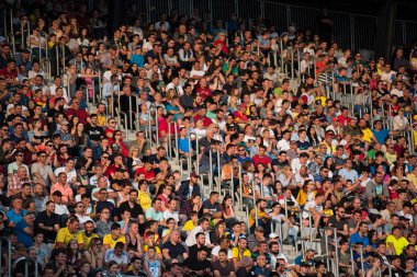 Cluj, Romanya - 16 Haziran 2018: Kalabalık insan, futbol taraftarları Romanya altın takım ve Barcelona efsaneler arasında bir maç onların favorites destekleyen Tribune