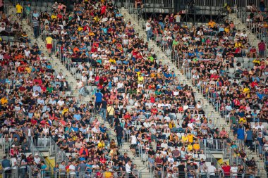 Cluj, Romanya - 16 Haziran 2018: Kalabalık insan, futbol taraftarları Romanya altın takım ve Barcelona efsaneler arasında bir maç onların favorites destekleyen Tribune