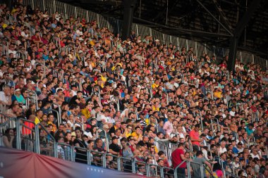 Cluj, Romanya - 16 Haziran 2018: Kalabalık insan, futbol taraftarları Romanya altın takım ve Barcelona efsaneler arasında bir maç onların favorites destekleyen Tribune
