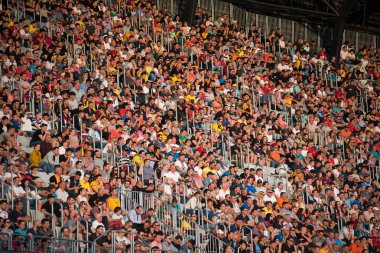 Cluj, Romanya - 16 Haziran 2018: Kalabalık insan, futbol taraftarları Romanya altın takım ve Barcelona efsaneler arasında bir maç onların favorites destekleyen Tribune