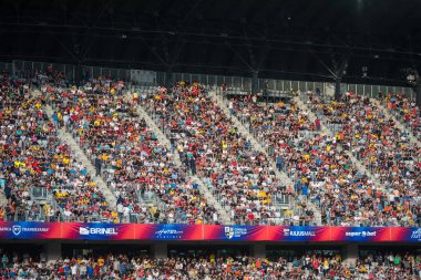 Cluj, Romanya - 16 Haziran 2018: Kalabalık insan, futbol taraftarları Romanya altın takım ve Barcelona efsaneler arasında bir maç onların favorites destekleyen Tribune