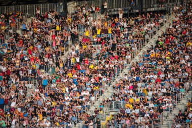 Cluj, Romanya - 16 Haziran 2018: Kalabalık insan, futbol taraftarları Romanya altın takım ve Barcelona efsaneler arasında bir maç onların favorites destekleyen Tribune