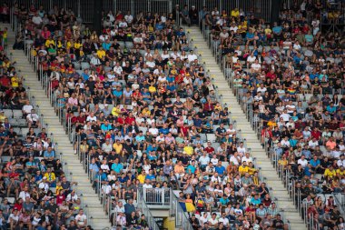 Cluj, Romanya - 16 Haziran 2018: Kalabalık insan, futbol taraftarları Romanya altın takım ve Barcelona efsaneler arasında bir maç onların favorites destekleyen Tribune