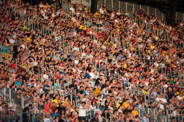Cluj, Romanya - 16 Haziran 2018: Kalabalık insan, futbol taraftarları Romanya altın takım ve Barcelona efsaneler arasında bir maç onların favorites destekleyen Tribune