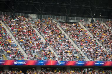 Cluj, Romanya - 16 Haziran 2018: Kalabalık insan, futbol taraftarları Romanya altın takım ve Barcelona efsaneler arasında bir maç onların favorites destekleyen Tribune