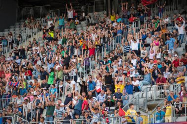 Cluj, Romanya - 16 Haziran 2018: Kalabalık insan, futbol taraftarları Romanya altın takım ve Barcelona efsaneler arasında bir maç onların favorites destekleyen Tribune