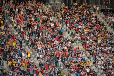 Cluj, Romanya - 16 Haziran 2018: Kalabalık insan, futbol taraftarları Romanya altın takım ve Barcelona efsaneler arasında bir maç onların favorites destekleyen Tribune