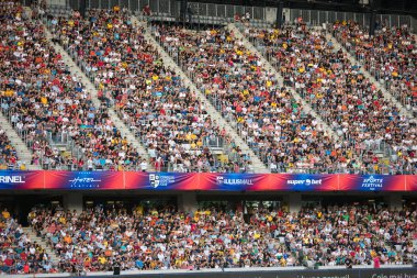 Cluj, Romanya - 16 Haziran 2018: Kalabalık insan, futbol taraftarları Romanya altın takım ve Barcelona efsaneler arasında bir maç onların favorites destekleyen Tribune
