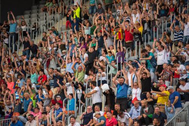Cluj, Romanya - 16 Haziran 2018: Kalabalık insan, futbol taraftarları Romanya altın takım ve Barcelona efsaneler arasında bir maç onların favorites destekleyen Tribune