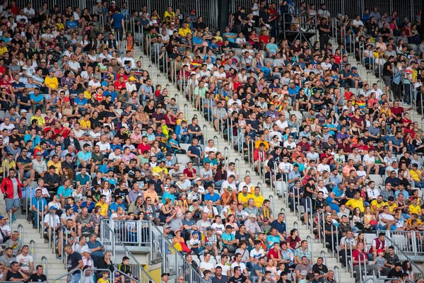 Cluj, Romanya - 16 Haziran 2018: Kalabalık insan, futbol taraftarları Romanya altın takım ve Barcelona efsaneler arasında bir maç onların favorites destekleyen Tribune