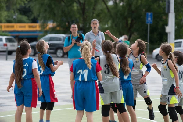 Cluj, Romanya - 15 Haziran 2018: çocuk basketbol spor festivali sırasında oyun