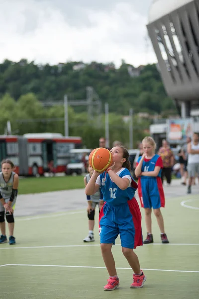 Cluj, Romanya - 15 Haziran 2018: çocuk basketbol spor festivali sırasında oyun