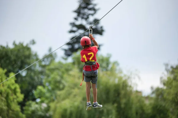 Cluj Ρουμανία Ιουνίου 2018 Παιδί Κατεβαίνουν Ένα Zipline Στο Πάρκο — Φωτογραφία Αρχείου