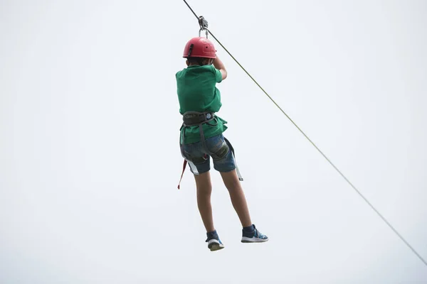 Cluj Romania Junio 2018 Niño Desciende Una Tirolina Parque Durante —  Fotos de Stock