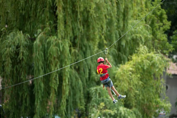 Cluj Roménia Junho 2018 Criança Desce Uma Ziplina Parque Durante — Fotografia de Stock