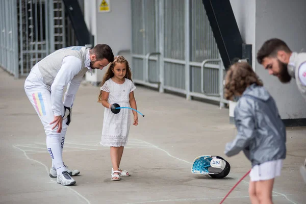 Cluj, Romanya - 17 Haziran 2018: eskrim ve kılıçla spor festivali sırasında pratik Fencer öğrenme genç kız
