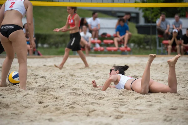 Cluj Romania Junio 2018 Chica Bikini Jugando Voleibol Playa Durante —  Fotos de Stock