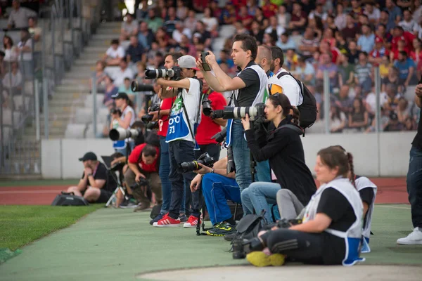 Cluj, Romanya - 16 Haziran 2018: Basın, fotoğrafçılar ve çekim ve Barcelona efsaneleri ve Romen altın takım arasında bir futbol maçı sırasında kayıt mensuplarının