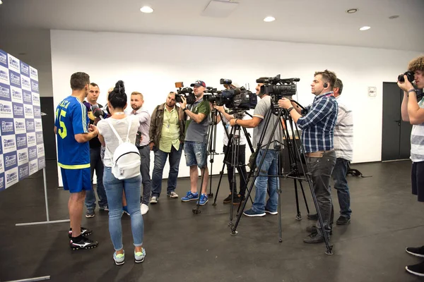 Cluj Romania Junio 2018 Camarógrafos Fotógrafos Reporteros Entrevistando Futbolista Constantin —  Fotos de Stock