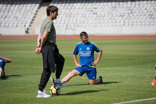 Cluj Napoca, Romanya - 15 Haziran 2018: Romanya Futbol Takımı'nın altın, Victor Piţurcă Barcelona efsaneler karşı bir maçtan önce eğitim oturumu sırasında oyuncularını lider koç