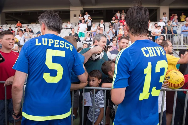 Cluj Napoca, Romanya - 15 Haziran 2018: Futbolcuların Lupescu ve inter Barcelona efsaneler karşı bir maç sırasında imza altın ekibinden