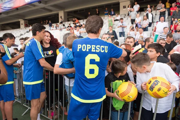 Cluj Napoca, Romanya - 15 Haziran 2018: Rumen futbolcu Gheorghe Popescu altın imzalama aşamasında Barcelona efsaneler karşı bir maç sırasında ekibinden