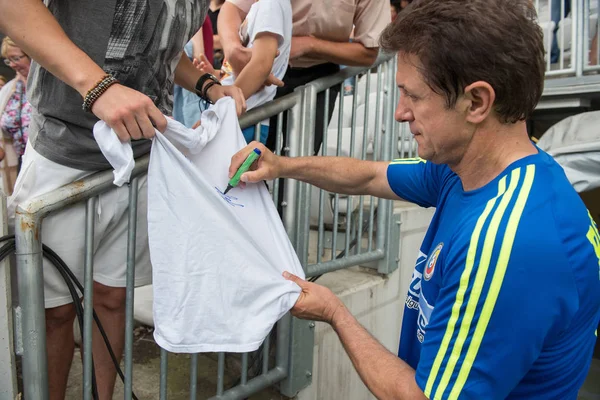 Cluj Napoca, Romanya - 15 Haziran 2018: Rumen futbolcu Gheorghe Popescu altın imzalama aşamasında Barcelona efsaneler karşı bir maç sırasında ekibinden