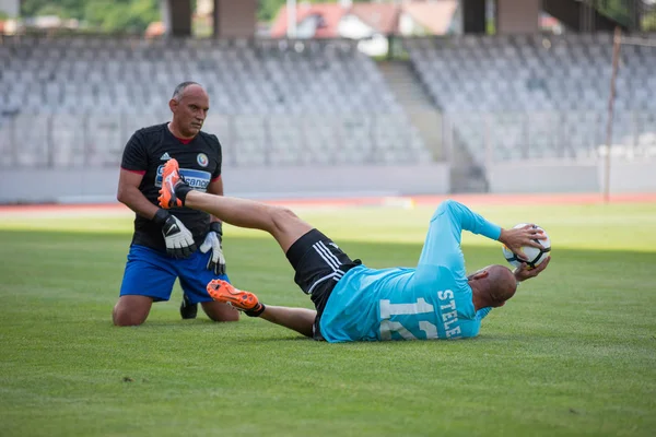Cluj Napoca, Romanya - 15 Haziran 2018: Romanya Milli altın takım bir dostluk maçı Barcelona efsaneler karşı önce egzersiz futbol oyuncuları