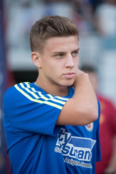 Cluj, Romanya - 16 Haziran 2018: Romanya futbol oyuncu Razvan Romen altın takım ve Barcelona efsaneler arasında bir maç sırasında alan girerek Prodan