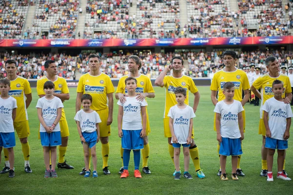 Cluj, Romanya - 16 Haziran 2018: Futbolcuların Romanya altın takım ve Barcelona efsanelerin bir dostu futbol maçın başında playfield girme