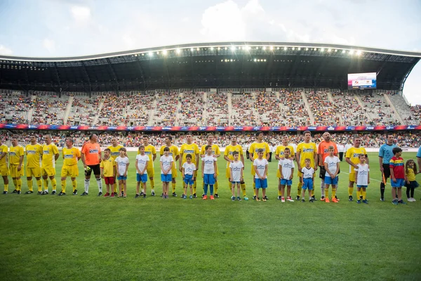 ルーマニア黄金チームとフレンドリーなサッカーの試合の初めにプレイ フィールドに入るバルセロナ伝説のクルージュ県 ルーマニア 2018 サッカー選手 — ストック写真