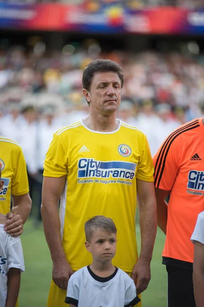 Cluj, Romanya - 16 Haziran 2018: Futbolcuların Romanya altın takım ve Barcelona efsanelerin bir dostu futbol maçın başında playfield girme